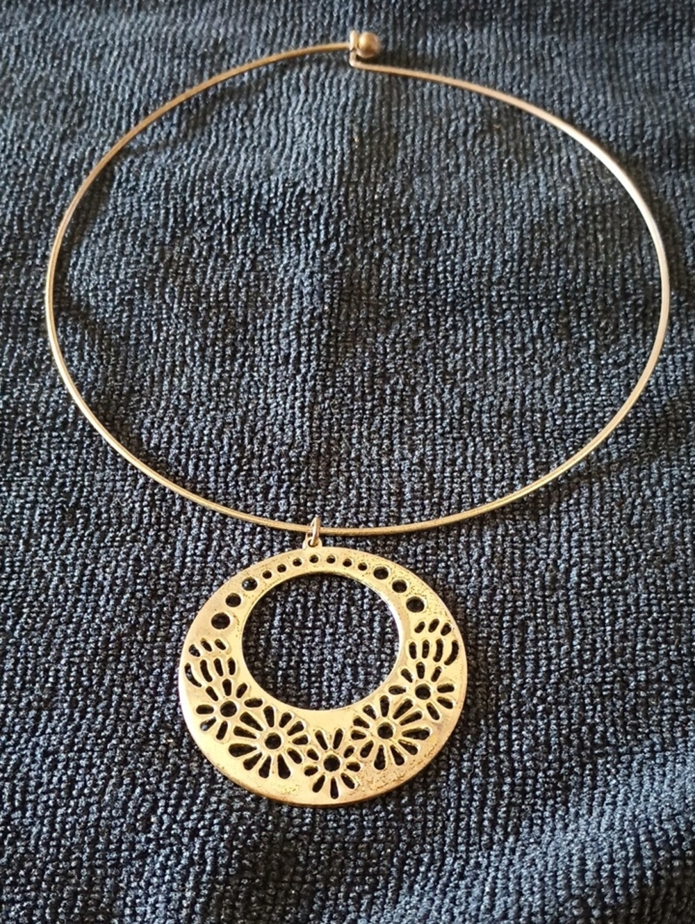 Gold Floral Cutout Round Pendant Collar Necklace - Women Jewelry